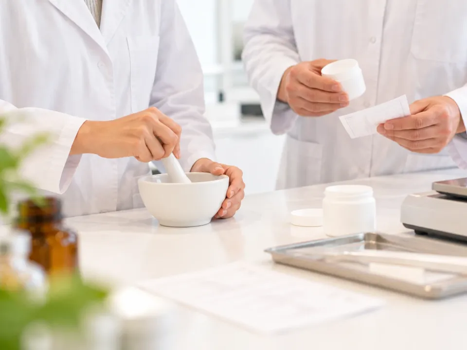 Zwei Mitarbeitende der Palmen Apotheke-Brückenhof bei der Herstellung einer Rezeptur im Labor